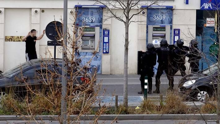 Fin de la prise d'otages au bureau de poste de Colombes, pas de blessés - ảnh 1